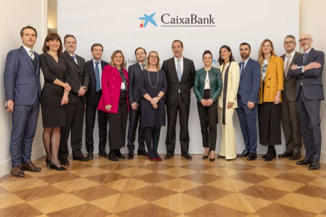 Gonzalo Gortázar, en el centro de la imagen, con el equipo de la sucursal corporativa de CaixaBank en Milán.
