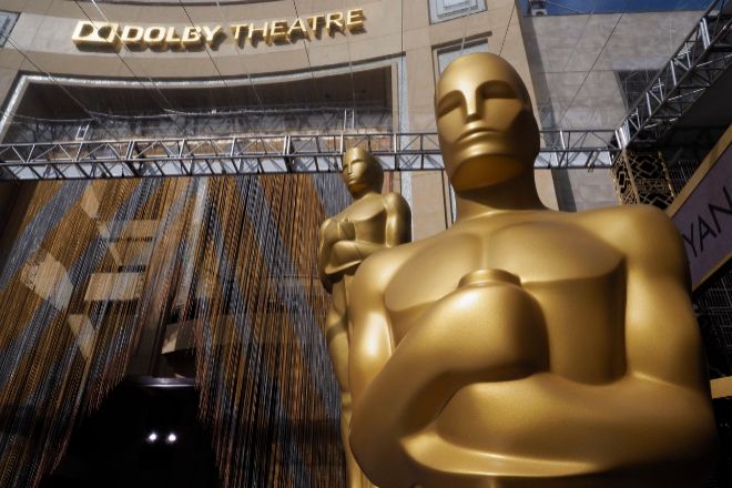 Estatua de los Oscar a la entrada del Teatro Dolby de Los Angeles.