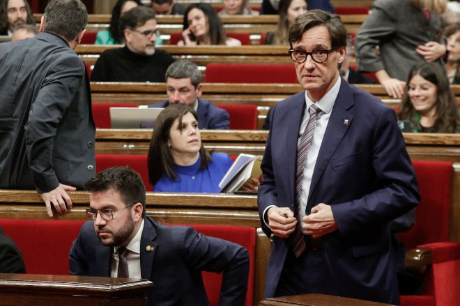 El president de la Generalitat, Pere Aragonès, y el lider del PSC, Salvador Illa, este martes en el Parlament.