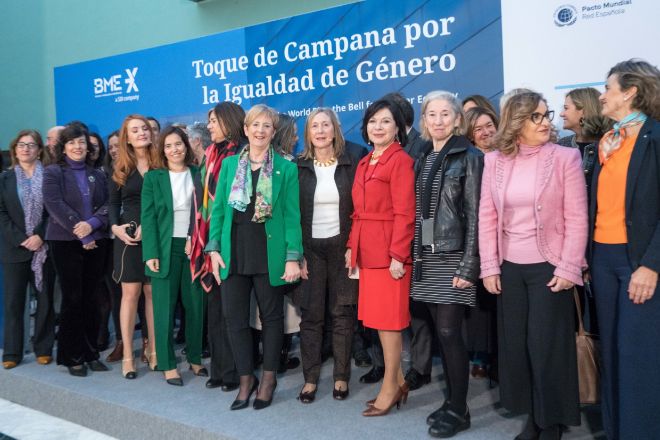 La consejera de Desarrollo Económico, Arantza Tapia (centro), flanqueada por la directiva de BME Idoia Basterretxea (a la izquierda), y por la directora general de Kutxabank, Alicia Vivanco; junto a otras directivas.