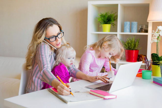 ¿Puede una madre sola añadir el permiso de paternidad?