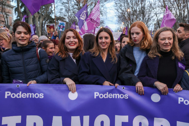 Irene Montero y sus compañeras de Podemos marcharon ayer lejos del PSOE en la manifestación.