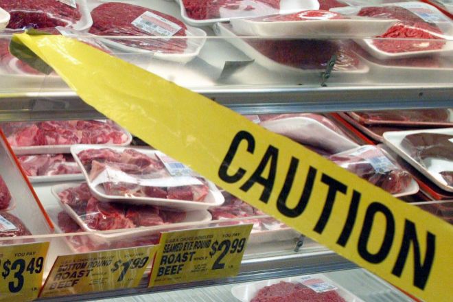 Imagen de archivo de 2003 cuando se precintaron en Manhattan lotes de carne envasada ante el temor que desencadenó la primera muerte por enfermedad priónica enmarcada en la "crisis de las vacas locas".