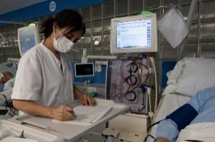 Los trabajadores del Clínic de Barcelona han tenido que volver al bolígrafo y el papel para atender a los pacientes.