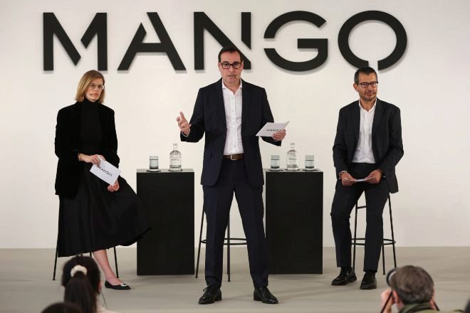 Margarita Salvans directora financiera; Toni Ruiz, consejero delegado, y César de Vicente, director global de tiendas de Mango, durante la presentación de resultados de 2022.