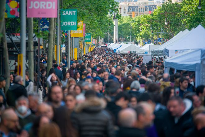 El Paseo de Gràcia se ha convertido en el epicentro del Día del Libro. En la imagen, paseantes durante la última edición.