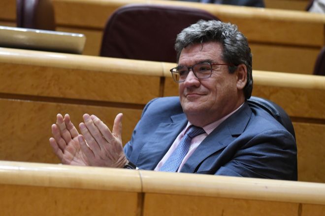 El ministro de Inclusión, Seguridad Social y Migraciones, José Luis Escrivá, durante una sesión de control al Gobierno en el Senado.