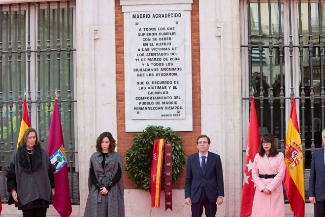 La presidenta de la Comunidad de Madrid, Isabel Díaz Ayuso (2i), y el alcalde de Madrid, José Luis Martínez-Almeida, en el acto conmemorativo de los atentados del 11M en la Real Casa de Correos.