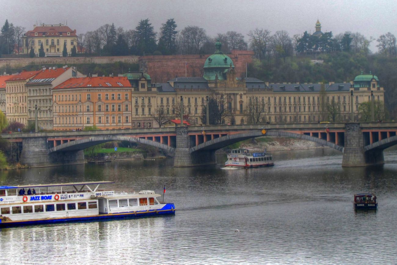 El Puente de Carlos es uno de los símbolos de la ciudad de Praga. Si...