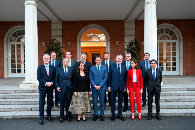 Sánchez recibe a la industria europea en pleno choque con la empresa española