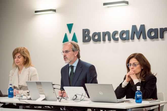 De izquierda a derecha, la directora financiera de Banca March, Nieves Vila; el consejero delegado, José Luis Acea, y la directora de comunicación, Isabel Lafont, durante la presentación de los resultados del grupo en 2022.