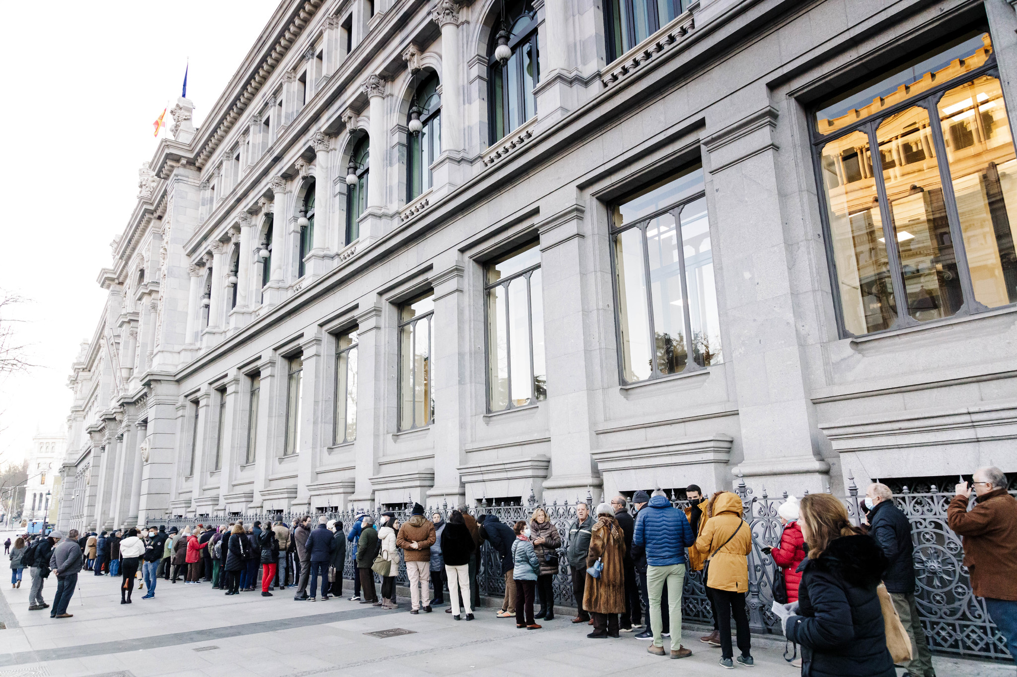 Decenas de personas haciendo cola para contratar  Letras del Tesoro en el Banco de Espaa en febrero de 2023.