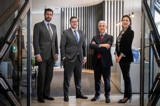 Javier Hernández Galante, Ricardo García-Borregón, Eduardo Gracia y Carmen Profitós, responsables del área Fiscal de Ashurst, en las oficinas de la firma en Madrid.