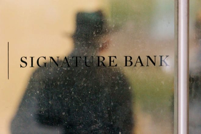 Un hombre pasea frente a una sucursal de Signature Bank en Nueva York.