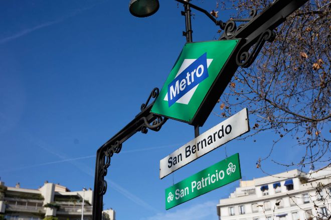 Parada de la estación de Metro de San Bernardo, en Madrid, engalanada hoy por la celebración de la Semana de Irlanda y el Día de San Patricio.