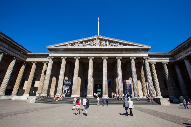 Fachada del British Museum en Londres, Reino Unido.