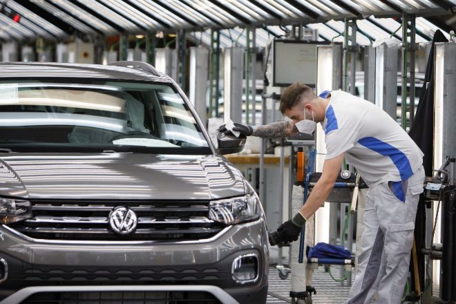 Volkswagen Navarra paraliza su producción este lunes por la falta de componentes