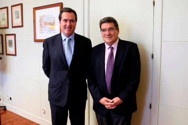 El ministro de la Seguridad Social, José Luis Escrivá, (dcha), con el presidente de la patronal CEOE, Antonio Garamendi.