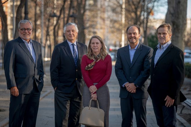 De izquierda a derecha, los empresarios peruanos José Ugaz, Carlos Pareja, Elena Coterno, Juan Stoessel y Carlos Neuhaus, posan para EXPANSIÓN en el Paseo de la Castellana de Madrid.