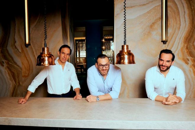 Rafael (sumiller), Diego (jefe de sala) y Mario Sandoval (jefe de cocina), en la cocina de Coque, en Madrid.