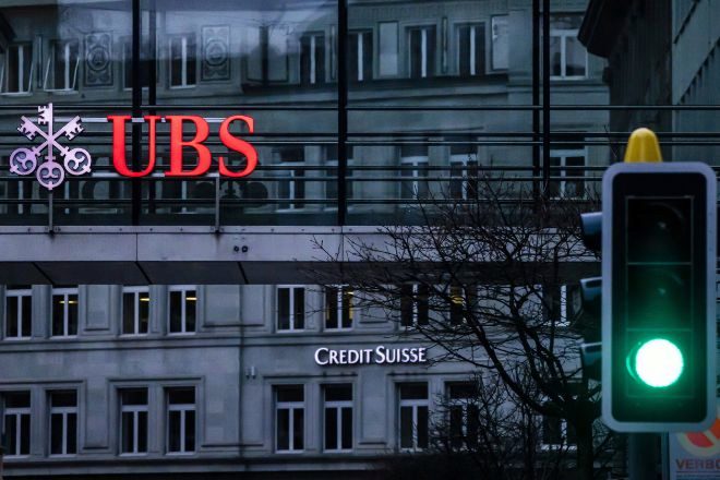 La banca europea cierra al alza pese a las dudas sobre la compra de Credit Suisse por UBS