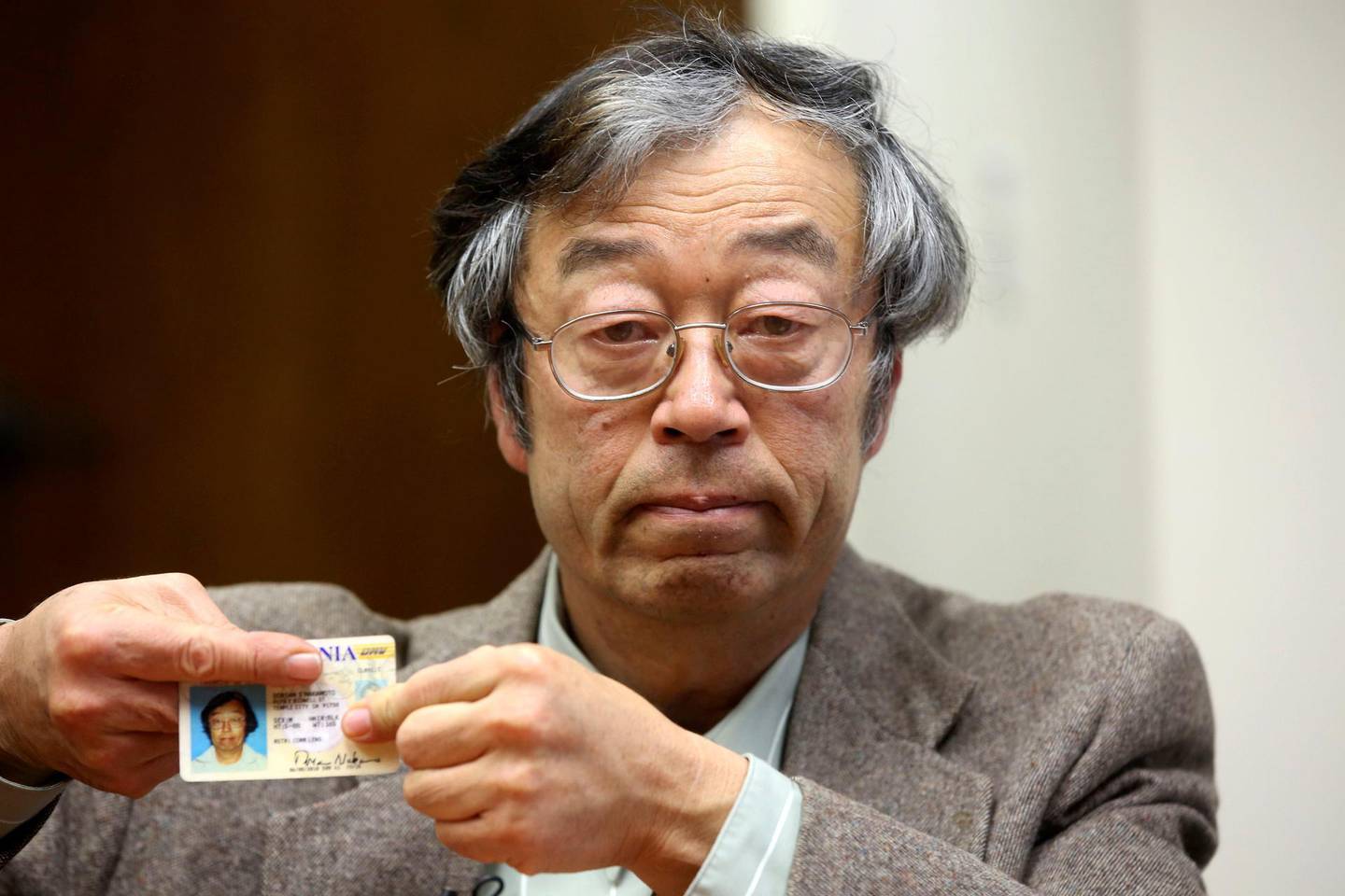 El hombre de la fotografía es Dorian Nakamoto, un físico estadounidense que fue confundido con Satoshi Nakamoto. Este nombre de origen japonés es solo un seudónimo utilizado para referirse a las personas que desarrollaron el software para bitcoin. Nadie sabe con certeza si se trata de una sola persona, un grupo de individuos o una entidad. Pero posee la mayor cantidad de bitcoines en todo el mundo. Las estimaciones calculan que tiene cerca de 1,1 millones de monedas. Cerca de 25.000 millones de dólares.
