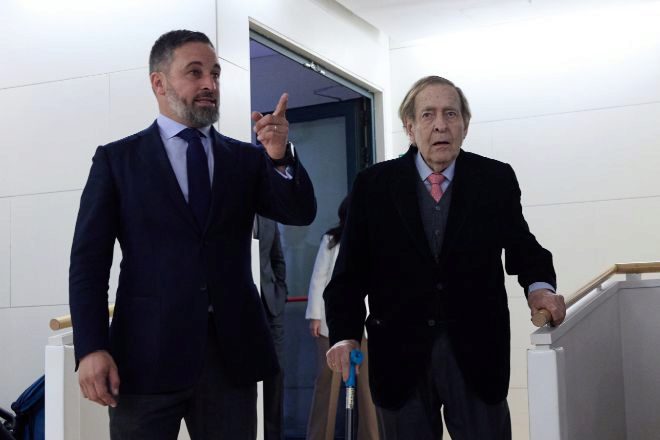 El candidato en la moción de censura de hoy, Ramón Tamames, con el líder de Vox, Santiago Abascal.