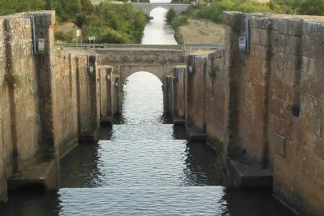 Esclusas del Canal de Castilla para salvar los 150 metros de desniveles a lo largo de su recorrido.