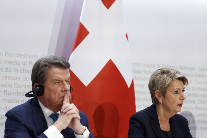 El presidente de UBS, Colm .Kelleher, y la ministra de Finanzas suiza Karin Keller-Sutter.