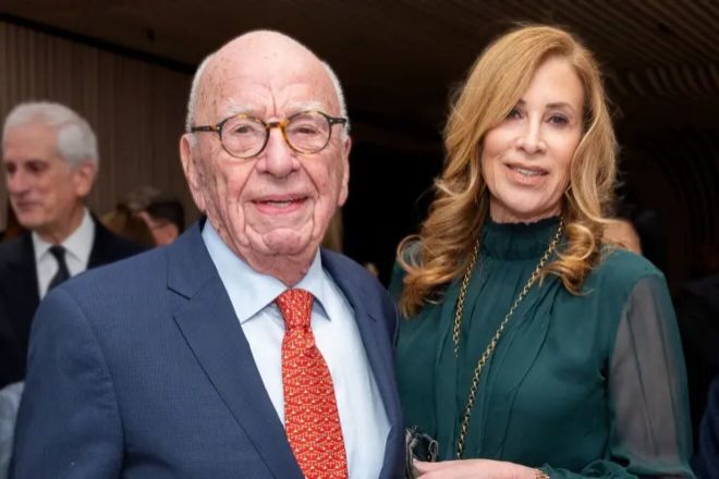 Rupert Murdoch posa con su futura quinta esposa Ann Lesley Smith.