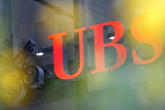 Cartel luminoso de UBS en la sucursal de banca de inversión en Londres, Reino Unido