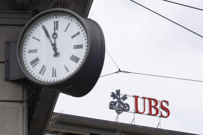 UBS aconseja a sus clientes "diversificar de la banca" tras rescatar a Credit Suisse