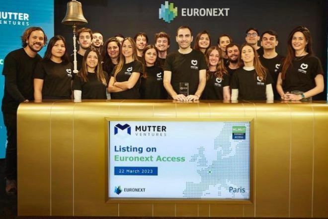 El equipo de Mutter Ventures, en el toque de campana en el Euronext Access París.