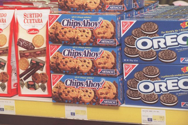 Imagen de cajas de galletas Oreo en un lineal de un supermercado junto a otras de Surtido Cuétara y Chips Ahoy en una imagen de archivo.