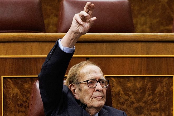 El economista Ramón Támames pide la palabra en el segundo día de la moción de censura.