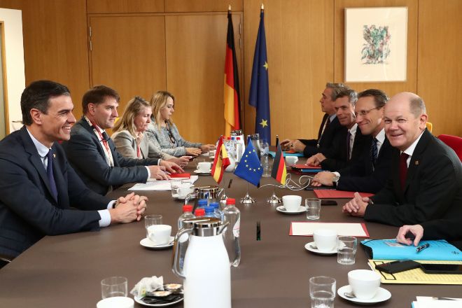 El presidente del Gobierno, Pedro Sánchez, y el canciller alemán, Olaf Scholz, se reunieron ayer junto a sus equipos para analizar algunas cuestiones de la agenda del Consejo Europeo.