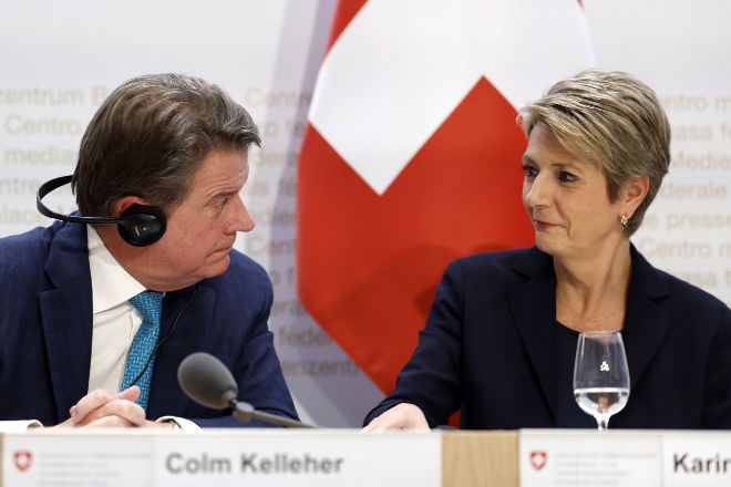 Colm Kelleher, presidente de UBS y la ministra suiza de Finanzas, Karin Keller-Sutter .