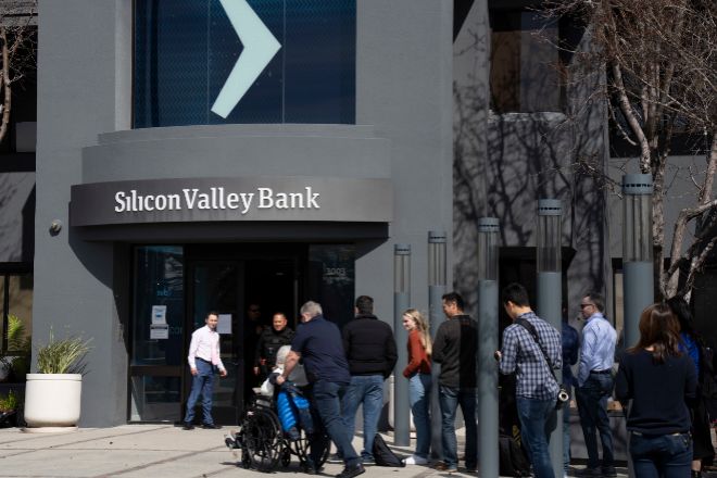 Los clientes se agolpan a las puertas de la sede de Silicon Valley Bank en California.