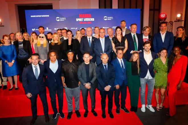 Foto de familia de la gala de inauguración de MARCA Sport Weekend con los deportistas y la directiva de Unidad Editorial.