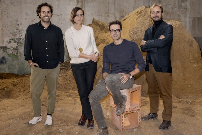 Felipe Turell (izqda.) y Javier Antequera (dcha.), socios de Proyectos Conscientes; en el centro, la arquitecta Lucía Cano y el diseñador industrial Andreu Carulla, en el espacio de Tramo en obras.