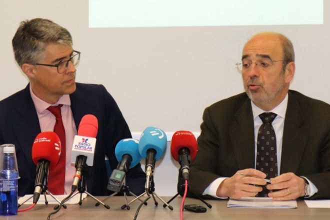 De izquierda a derecha, el viceconsejero de Finanzas, Hernando Lacalle; y el presidente de la federación vasca de Epsv, Ignacio Etxebarria.