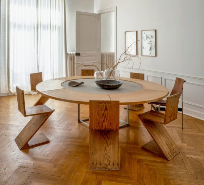 Sillas zigzag de Gerrit Reitveld en torno a la mesa PK54, de Poul Kjrholm, de mrmol con extensin de madera. 21.790 euros.