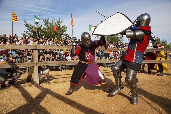 Los luchadores compite con indumentaria y armaduras de los siglos XIV y XV. 
