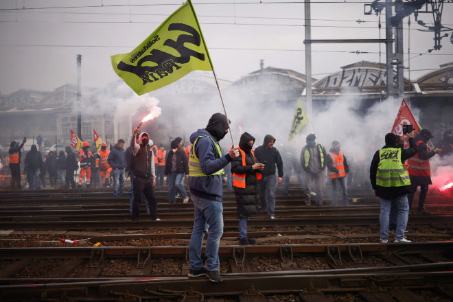 Un grupo de manifestantes se concentra hoy en una de las estaciones de trenes de París para protestar contra la reforma de las pensiones de Macron.