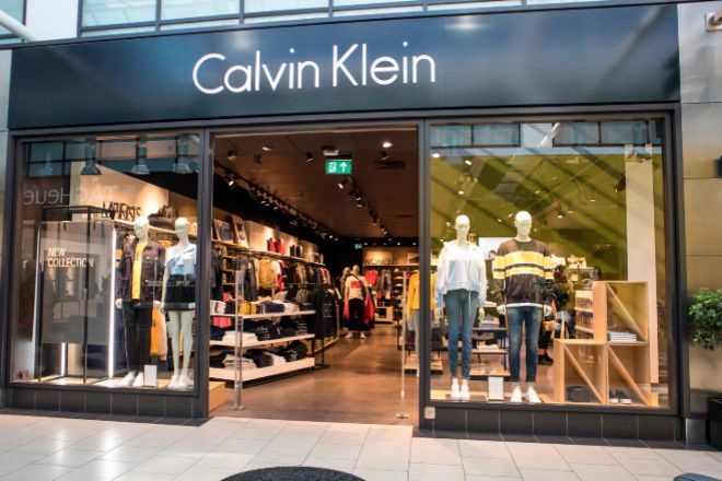El dueño de Calvin Klein gana 185 millones, un 80% menos