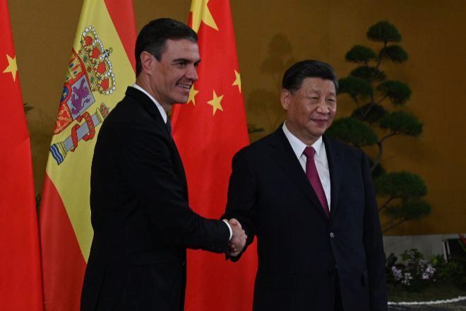 El presidente del Gobierno español, Pedro Sánchez, y el presidente chino, Xi Jinping.