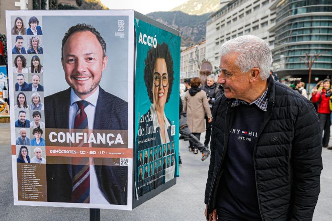 La desunión de la derecha marca la campaña. A la izquierda de la imagen, un cartel de Demòcrates d'Andorra, el partido que encabeza el Ejecutivo y, a la derecha, otro de Acció, la escisión liderada por tres mujeres.