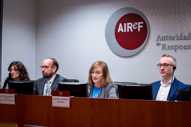 La presidenta de la Airef, Cristina Herrero (en el centro), rodeada de los directores de división del organismo