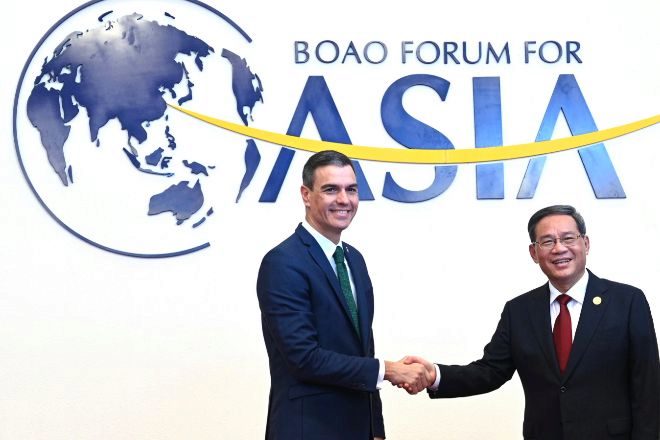 El presidente del Gobierno español, Pedro Sánchez, y el primer ministro chino, Li Qiang, se saludan este jueves en Boao, China, durante la celebración del Foro Económico de Boao.