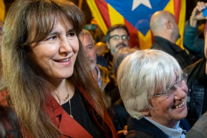 La presidenta de Junts, Laura Borràs, primera por la izquierda, acompañando ayer a la exconsellera de Educación de la Generalitat Clara Ponsatí a su salida en libertad provisional de la Ciutat de la Justícia.